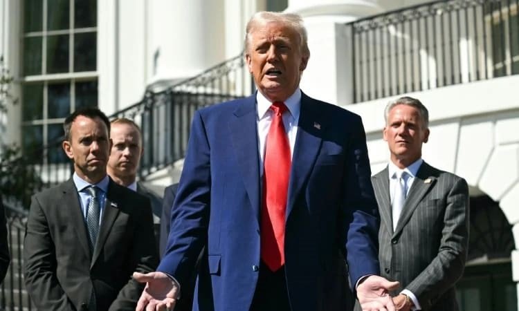 US Senators Urge SEC to Investigate President Trump over Possible Insider Trading